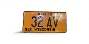 1985 WISCONSIN DEALER LOW NUMBER 32 AV 2-DIGIT LICENSE PLATE