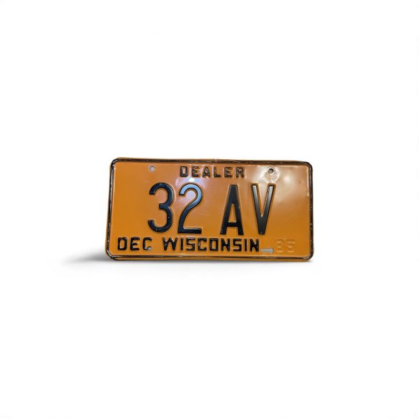 1985 WISCONSIN DEALER LOW NUMBER 32 AV 2-DIGIT LICENSE PLATE