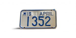 1981 WISCONSIN MOTORCYCLE LICENSE PLATE 1352 LOW NUMBER WITH ORIGINAL ENVELOPE