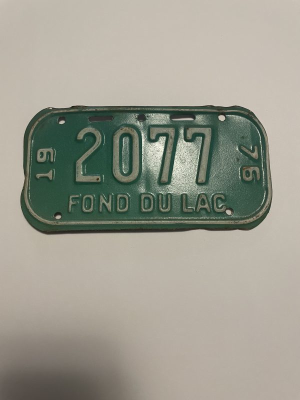 1976 WISCONSIN FOND DU LAC BICYCLE BIKE LICENSE PLATE 2077
